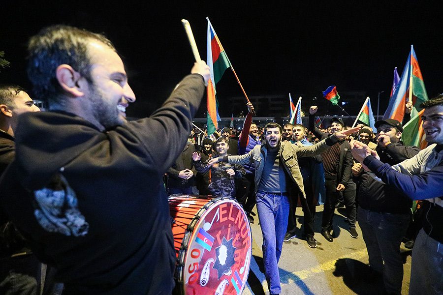 В азербайджанском городе Мингечевир после объявления о соглашении люди вышли на улицы, чтобы отпраздновать это событие