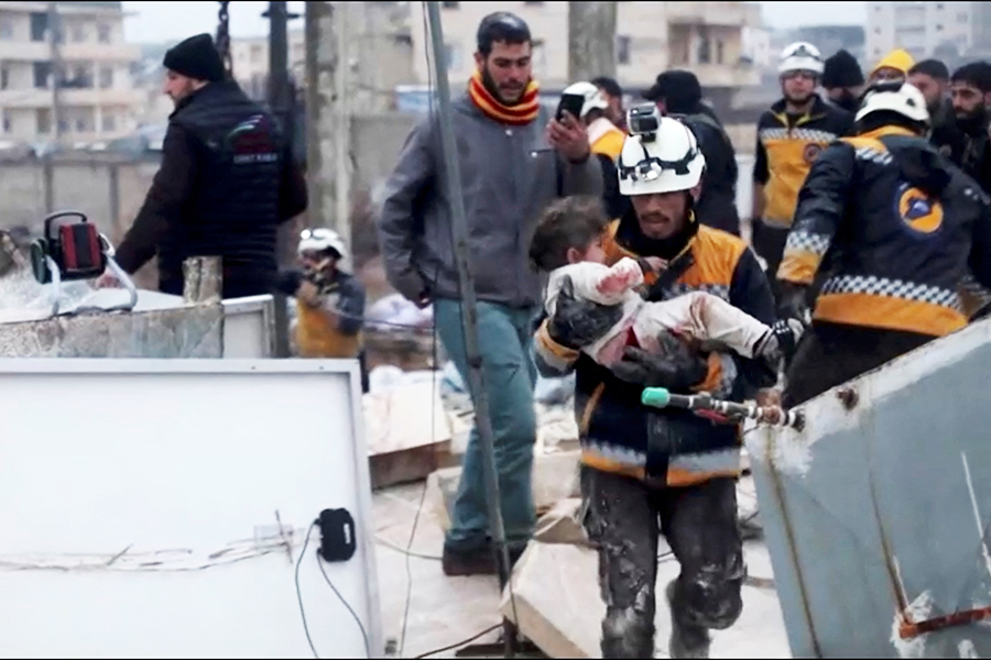 Спасатели выносят пострадавшего ребенка в сирийском Азазе.

Больницы переполнены ранеными, сообщил телеканал &laquo;Аль-Джазира&raquo; со ссылкой на представителя ближневосточного отделения Сирийско-американского медицинского общества Мазена Кивару. Часть медицинских учреждений была эвакуирована, указывает телеканал