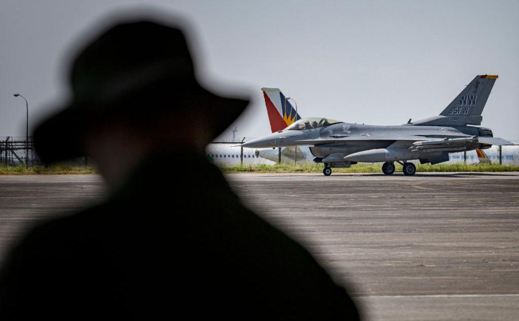 NYT узнала, что пилотов Украины не тренируют на F-16 из-за скепсиса США"/>













