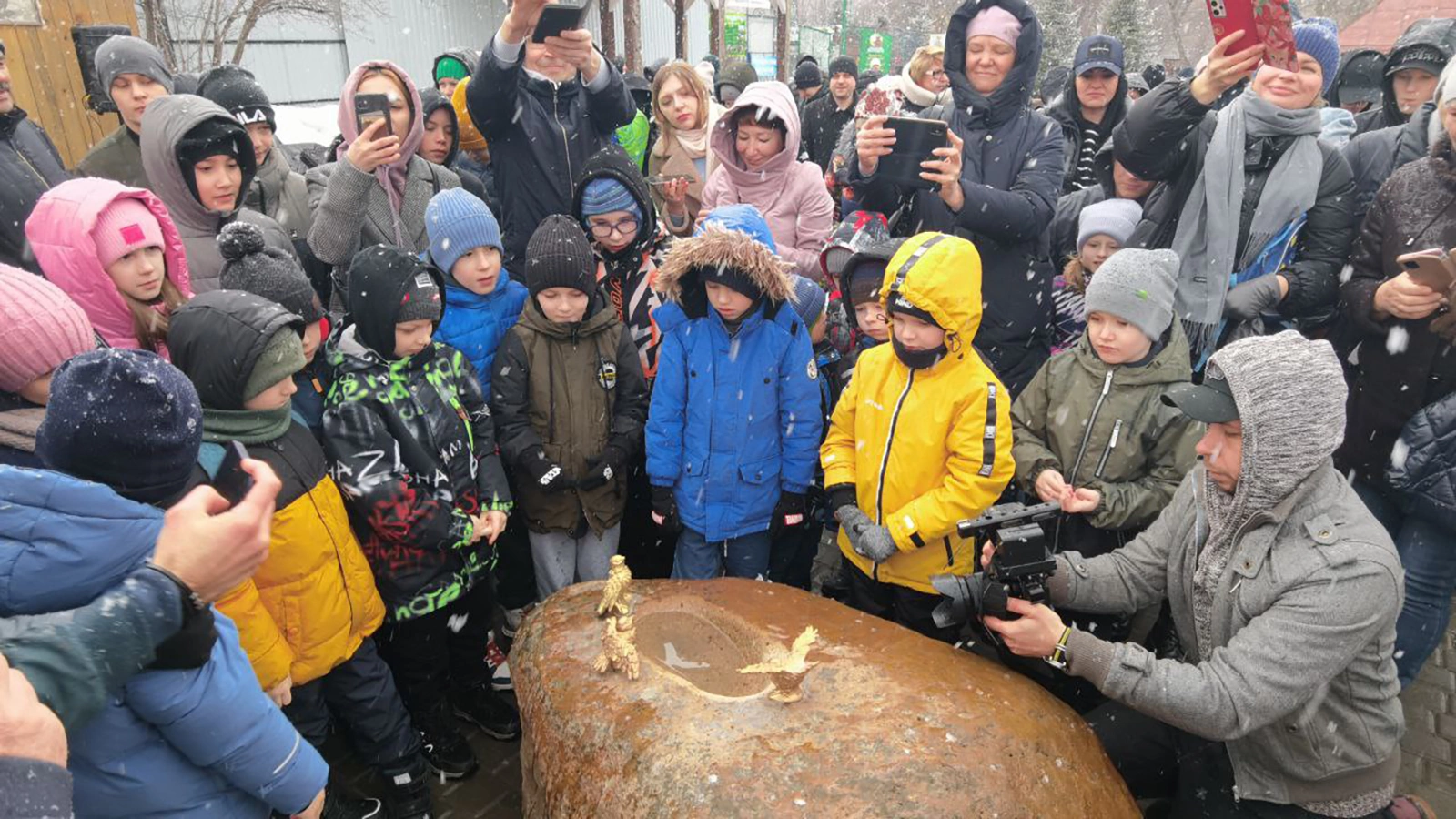 <p>Открытие памятника воробьям в зоопарке Барнаула</p>
