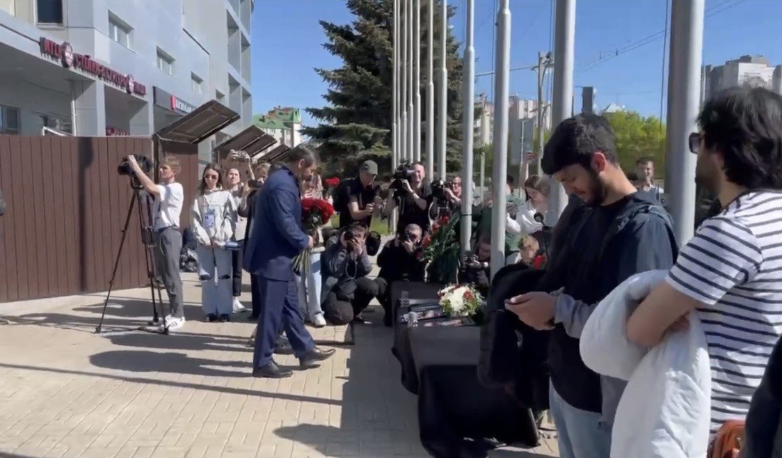 У генконсульства Ирана в Казани появился мемориал в память о Раиси