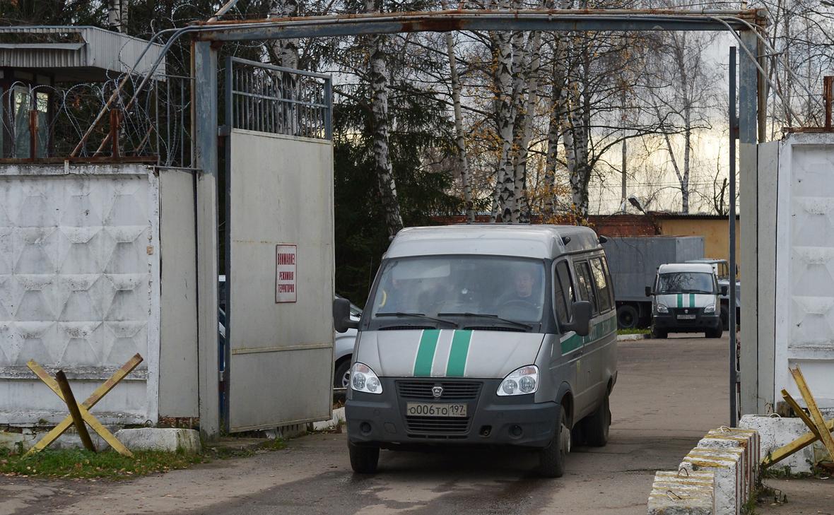 Автомобиль с мигрантами, подлежащими депортации, выезжает из Центра содержания иностранных граждан