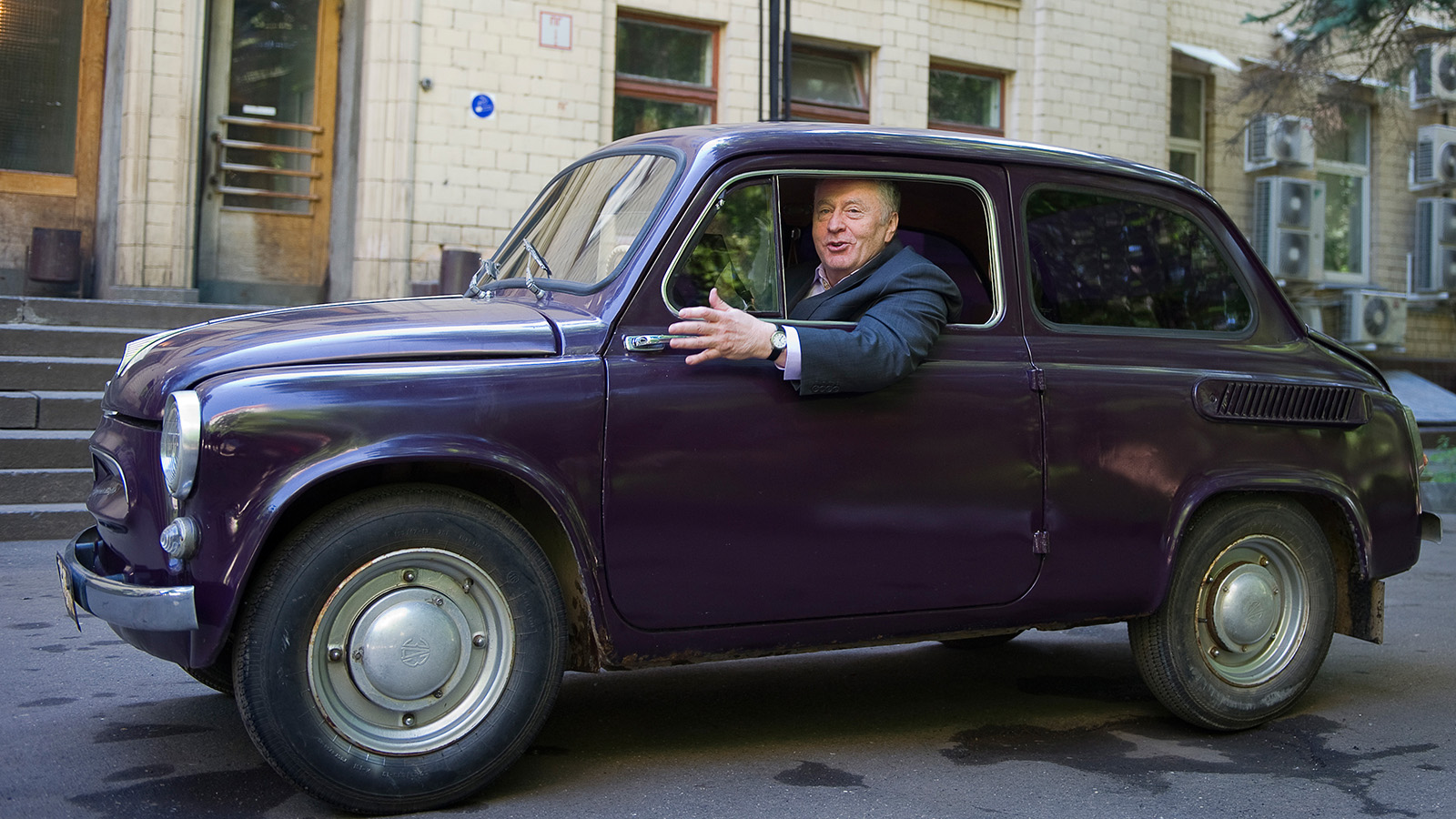 Владимир Жириновский в своем «горбатом» «Запорожце» перед съемкой передачи «Национальный интерес», посвященной 50-летию автомобиля «Запорожец» ЗАЗ 965, 2010 год