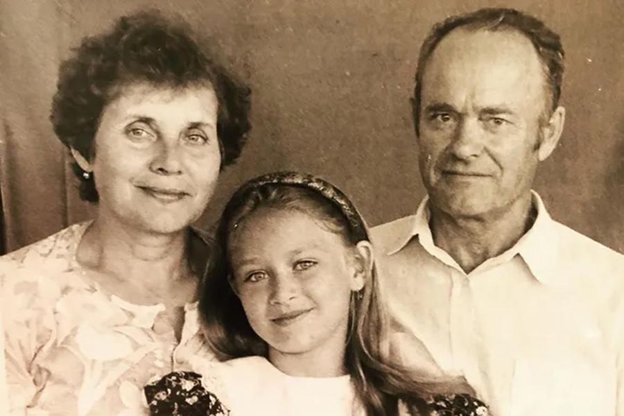 Мария Машкова в детстве с бабушкой и дедушкой