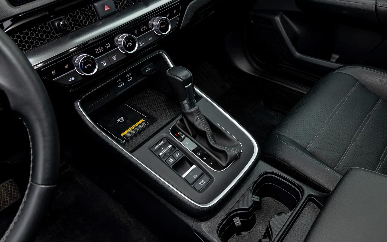 Селектор вариатора на Honda CR-V прост&nbsp;и понятен: рычаг ходит просто по прямой. За выбор специальных&nbsp;пресетов движения отвечает рычажок на центральной консоли