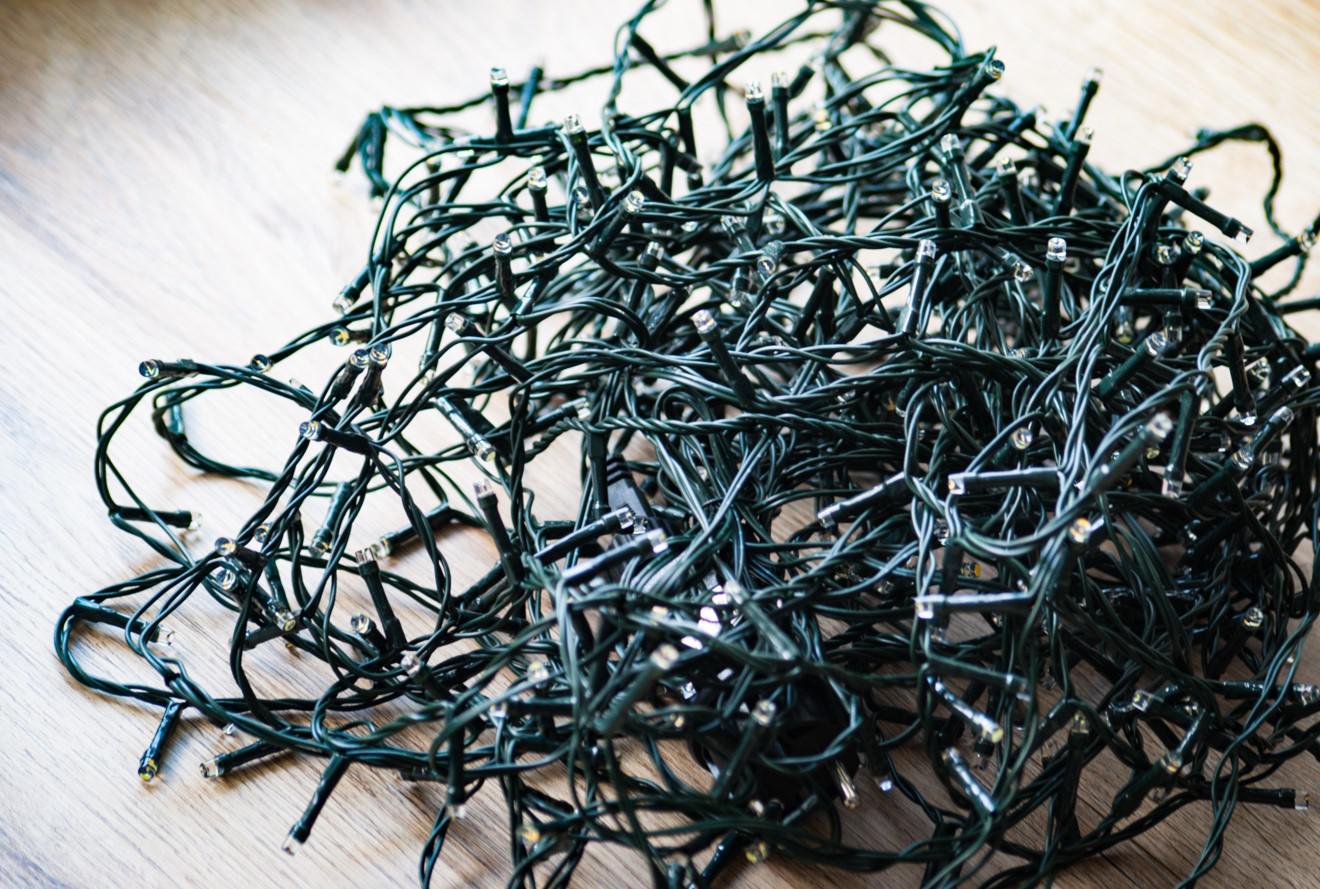 Начните аккуратно складывать гирлянду в круг, стараясь не перекручивать провода