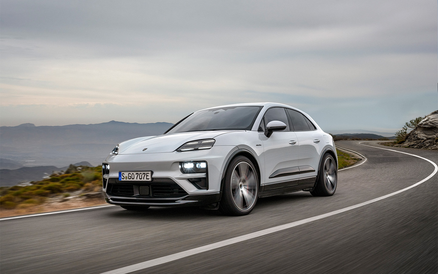 Porsche Macan Electric имеет версии с задним и полным приводом