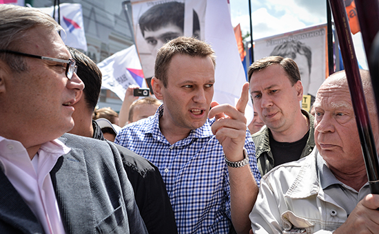 Сопредседатель РПР-ПАРНАС Михаил Касьянов (слева) и оппозиционер Алексей Навальный (в центре) принимают участие в шествии оппозиции на улице Большая Якиманка в Москве