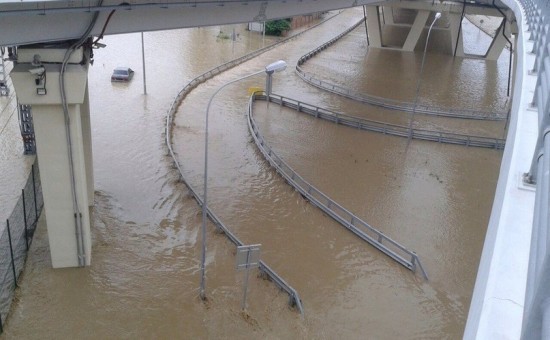 В Сочи из-за паводка закрылись аэропорт и адлерский ж/д вокзал