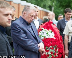 В.Жириновскому не дали "пропиариться" на похоронах Ю.Буданова 