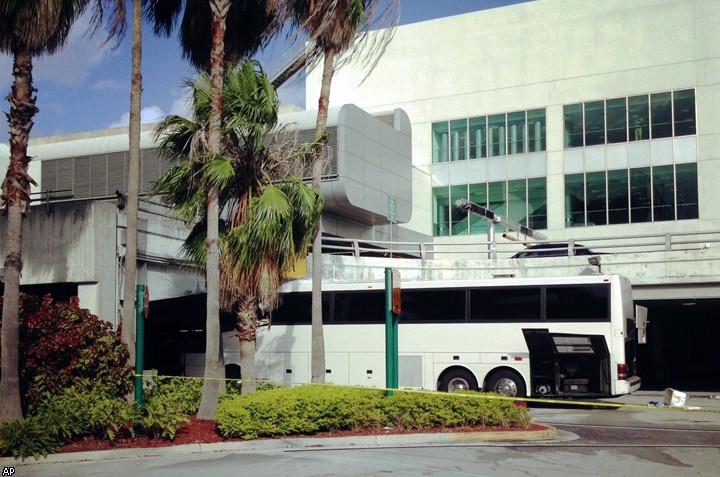 Туристический автобус врезался в эстакаду в аэропорту Майами