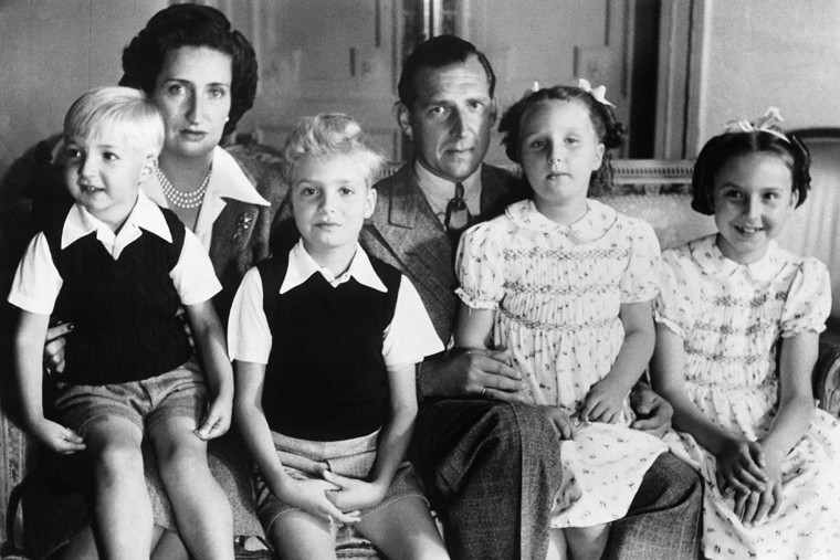Хуан Карлос (на фото второй слева) родился в Риме в 1938г. в семье наследника испанского престола — дона Хуана Карлоса, графа Барселонского. В Италии его семья проживала в эмиграции.  