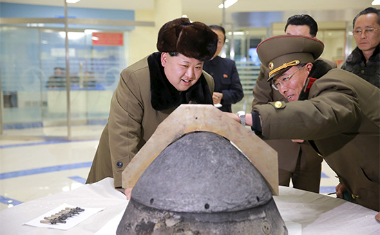 Лидер КНДР Ким Чен Ын осматривает боеголовку баллистической ракеты, дата и место съемки неизвестны




