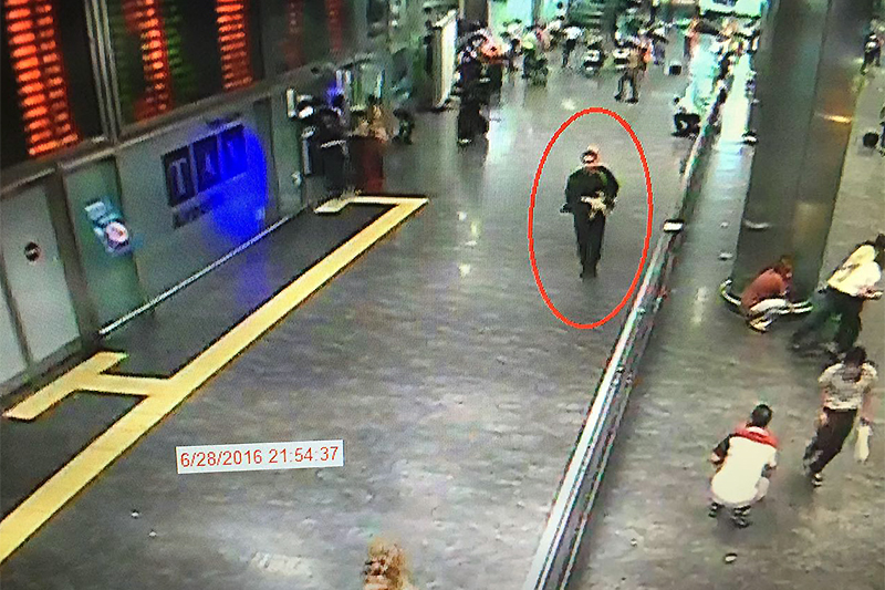 Террорист-смертник в здании аэропорта




