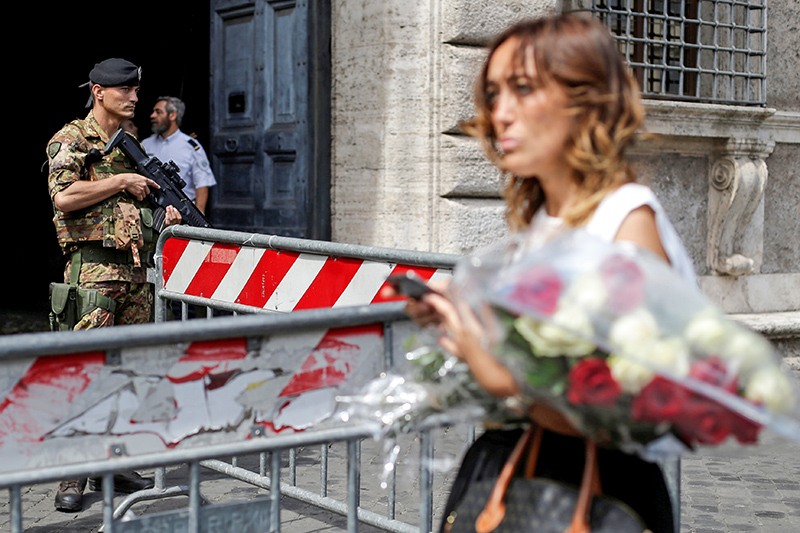 Женщина с&nbsp;цветами у посольства Франции в&nbsp;Риме, Италия
