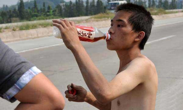 14-летний подросток из китайской провинции Сычуань в течение 5 лет пил бензин