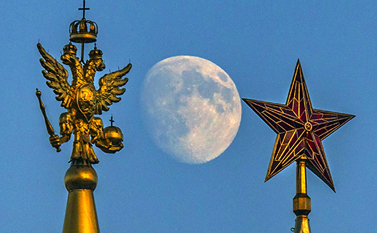 Государственная символика настоящего и&nbsp;прошлого на&nbsp;башнях Кремля
