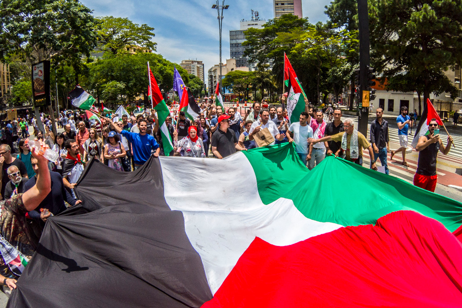 Противники решения Трампа собрались даже на авеню Паулиста, одной из главных магистралей бразильского Сан-Паулу.
