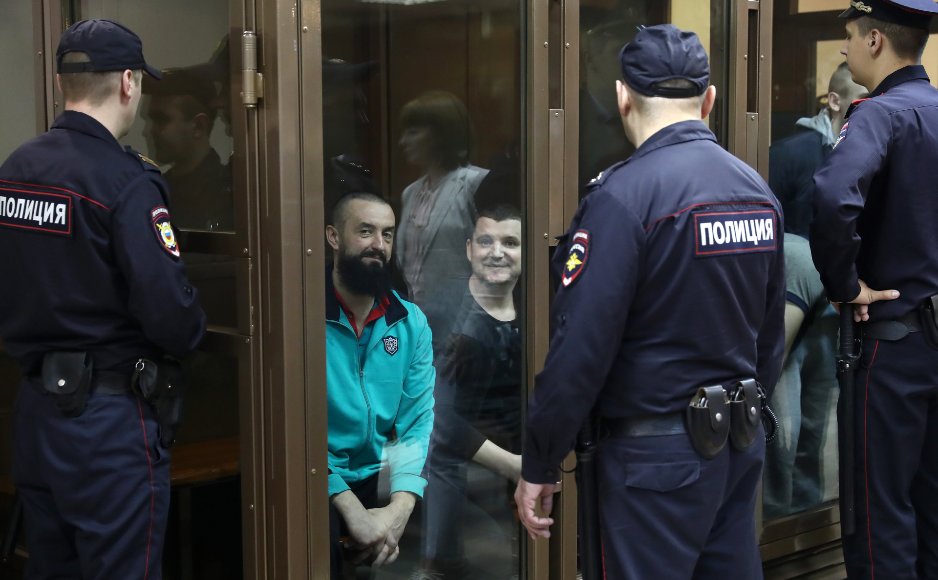 Задержанные украинские моряки (в центре)