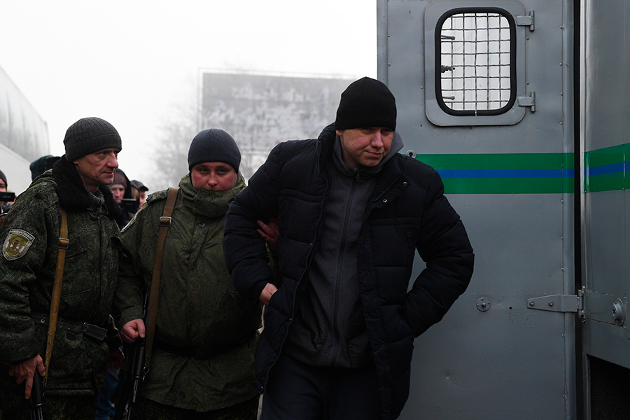 Представитель ДНР и пленный украинский военный на КПП рядом с Горловкой
