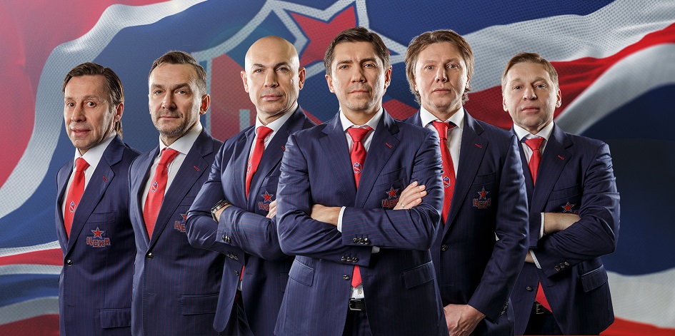 Главный тренер ЦСКА Игорь Никитин (третий справа) и члены его штаба