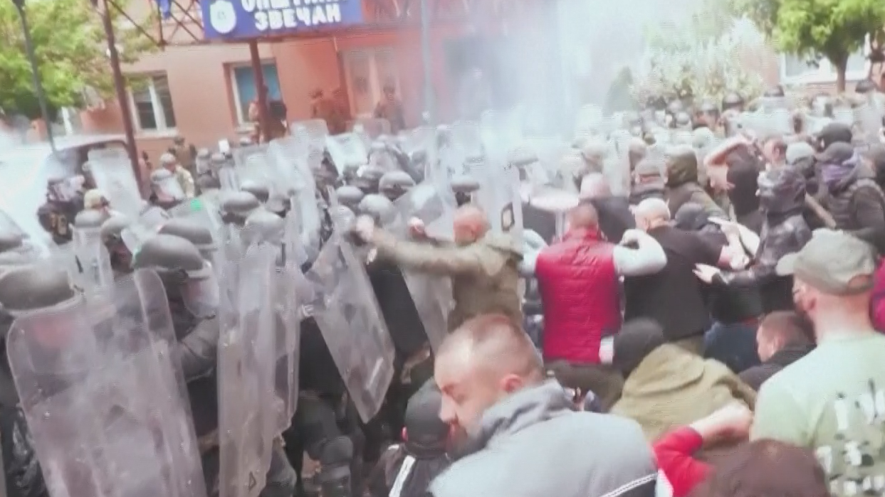 Столкновения сербов и военных на севере Косово. Видео