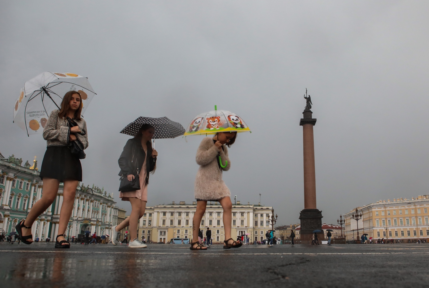 Погода в санкт петербурге сентябрь 2024 года. Погода в Питере в сентябре. Ходят ли в Питере в дождевиках.