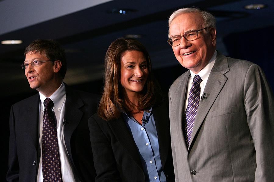 Уоррен Баффетт&nbsp;с Биллом и Мелиндой Гейтс 26 июня 2006 года на пресс-конференции по случаю&nbsp;передачи&nbsp;акций&nbsp;Berkshire Hathaway в фонд Билла и Мелинды&nbsp;Гейтс