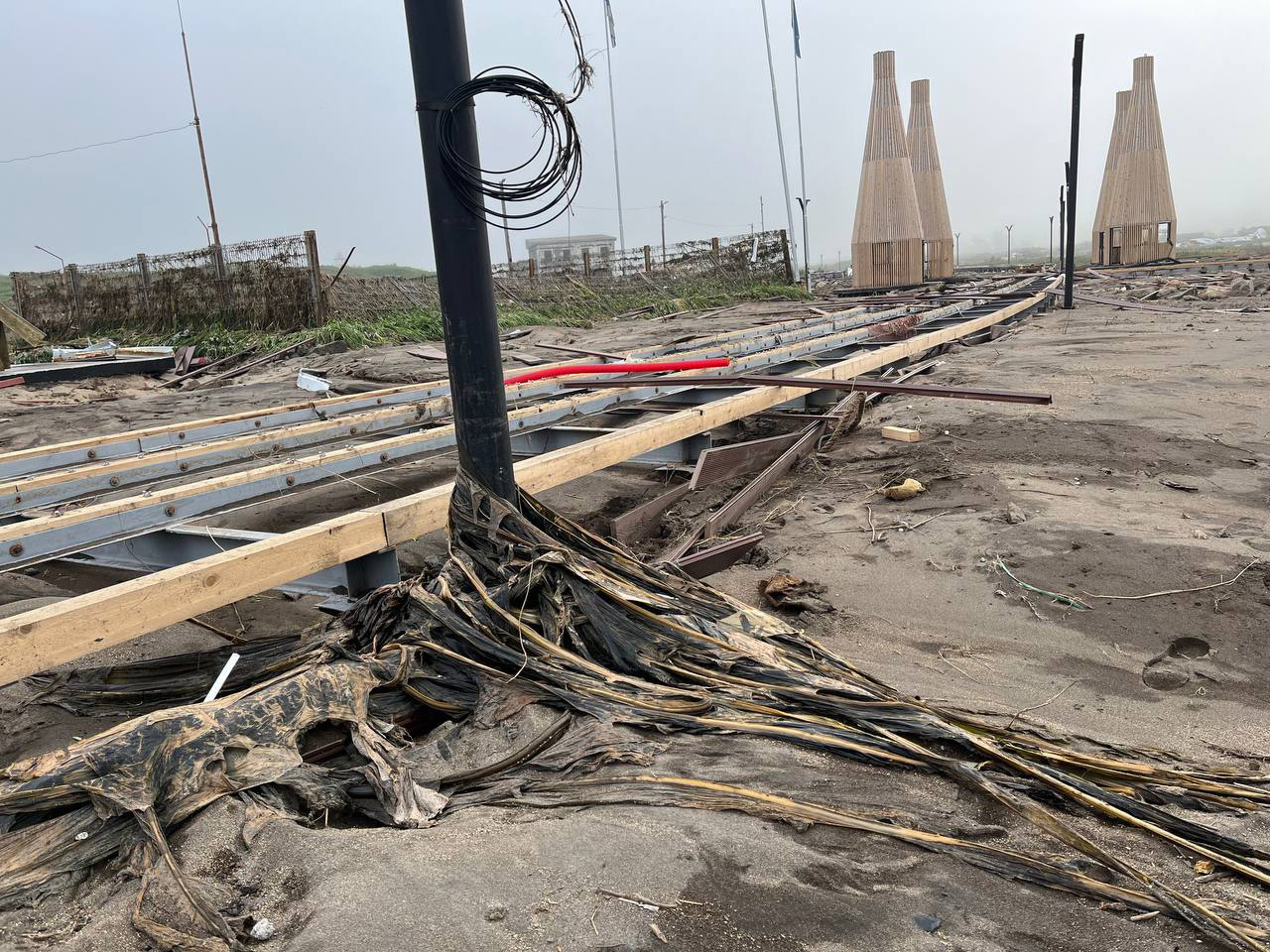 Набережная Северо-Курильска после землетрясения и цунами