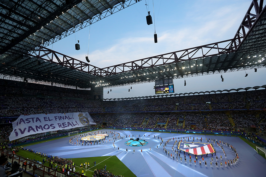 Общий вид во время церемонии открытия перед финальным матчем Лиги чемпионов УЕФА между «Реалом» и «Атлетико» на стадионе «Сан-Сиро» 28 мая 2016 года