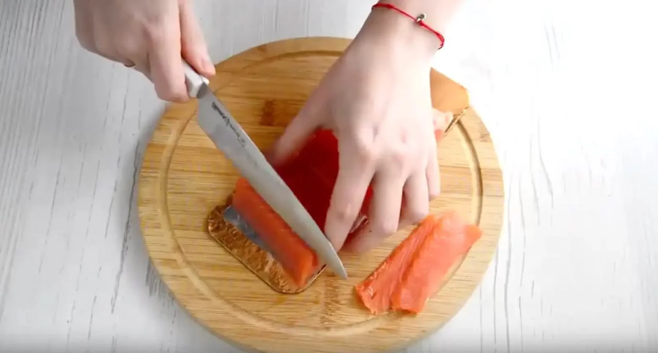 Нарежьте лосось тонкими полосками