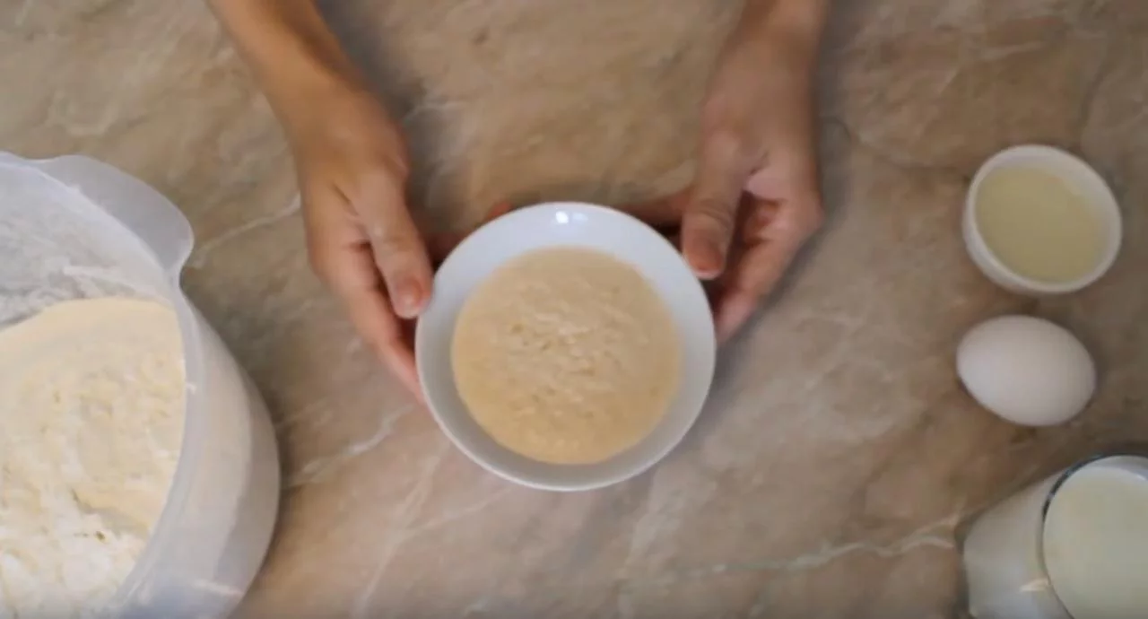 Смешайте ингредиенты для опары