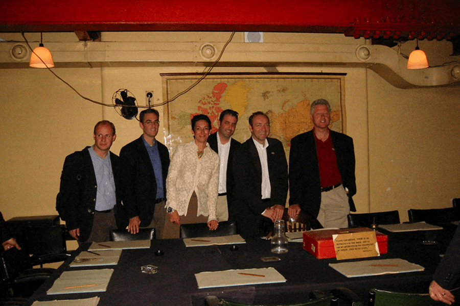 Гислейн Максвелл (в центре), Кевин Спейси и&nbsp;Билл Клинтон (крайние справа)