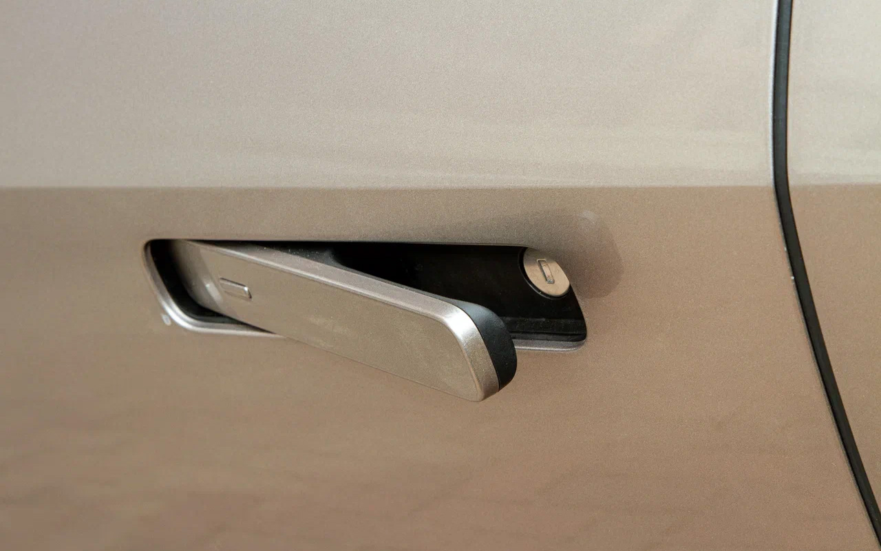 Ночью лил дождь, и к утру кузов покрыла ледяная корка. Ручки ее проломили, но отпирать пришлось с ключа: кнопочки на планках замерзли вглухую