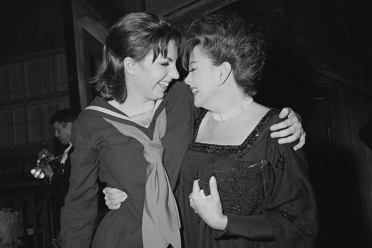 Лайза Миннелли со своей матерью, американской актрисой и певицей Джуди Гарлэнд, за кулисами после премьеры бродвейского мюзикла «Флора — красная угроза» в театре «Элвин»,  Нью-Йорк. 11 мая 1965 года