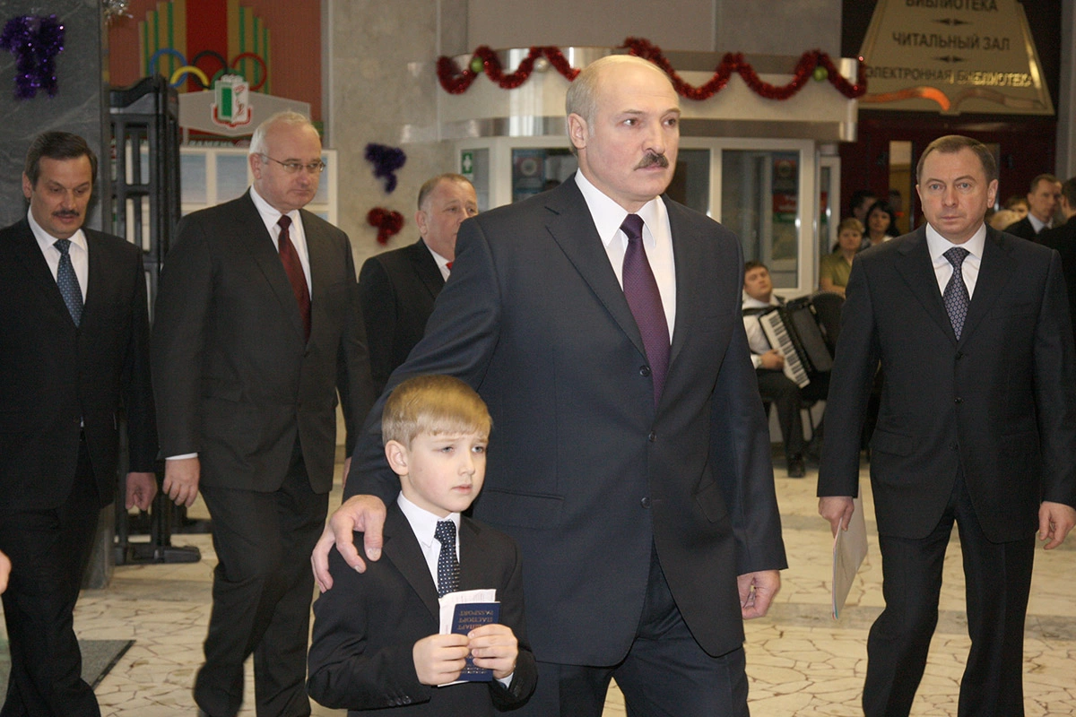 Александр Лукашенко с сыном Николаем в 2010 году