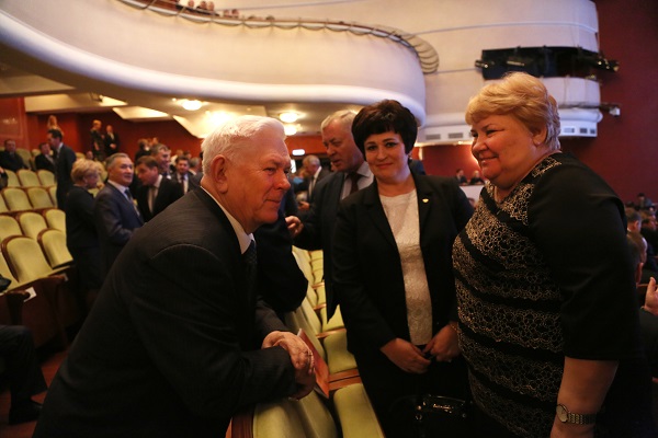 Светлана Иванова (на фото в центре) - глава Тюменского района, который Якушев похвалил