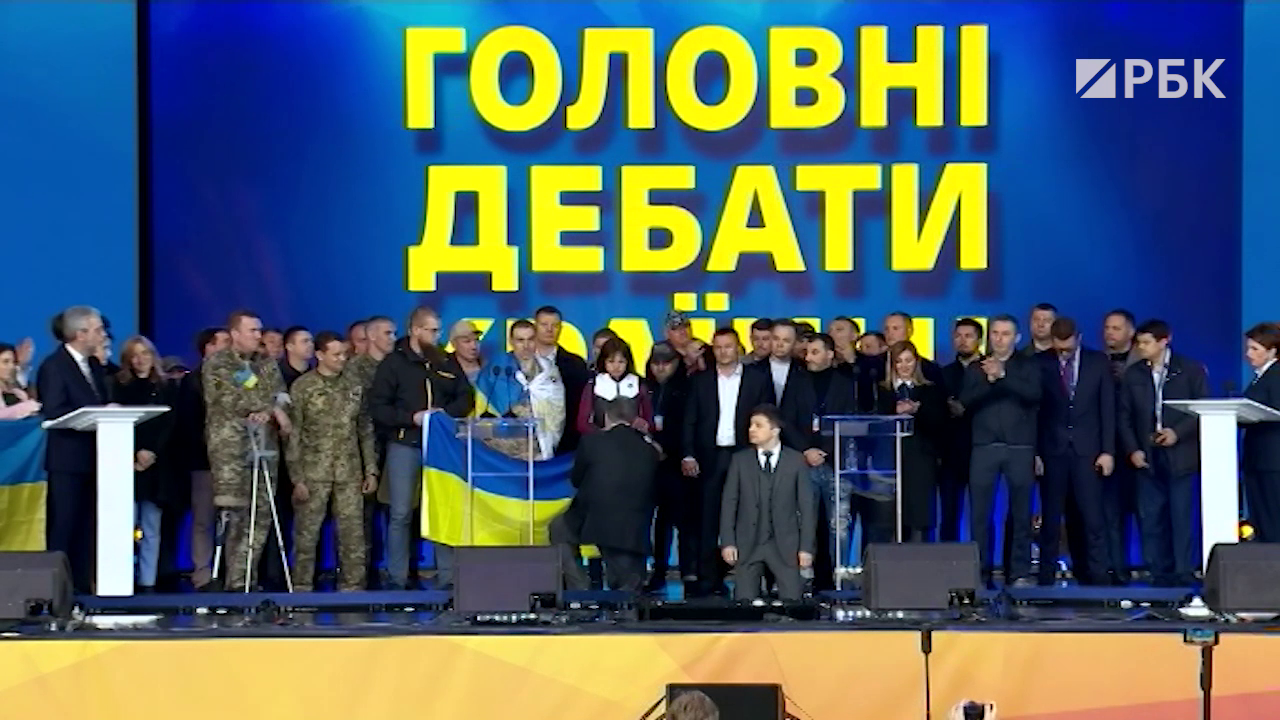 Зеленский и Порошенко встали на колени во время дебатов