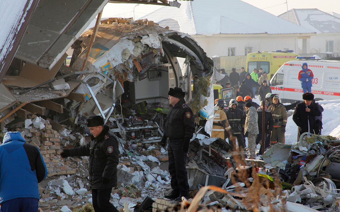 Власти Казахстана назвали основную версию падения самолета в Алма-Ате