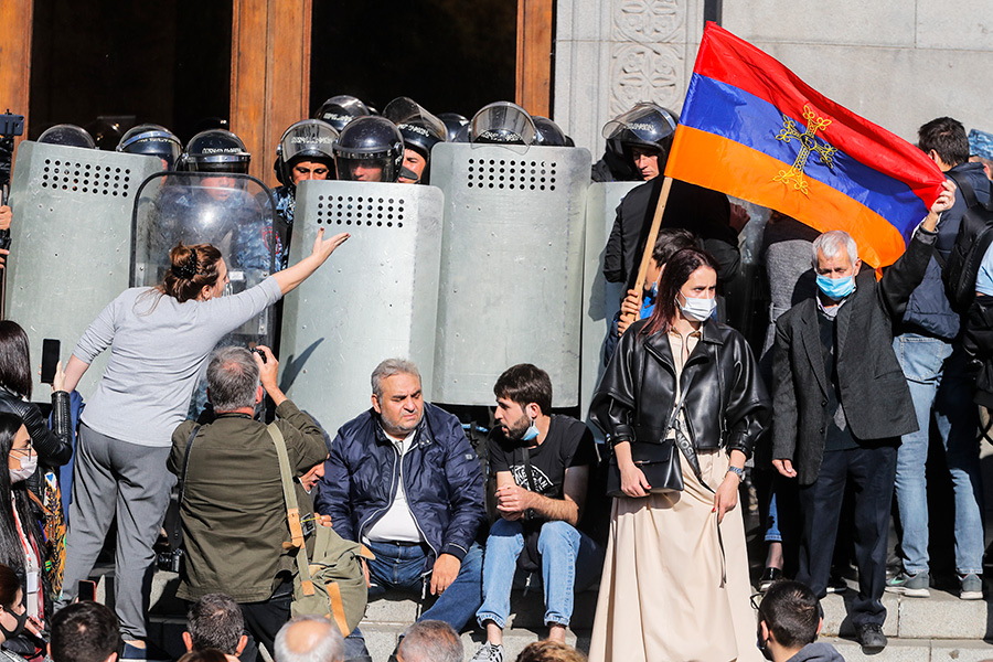 Протесты в Ереване после соглашения по Карабаху. Фоторепортаж