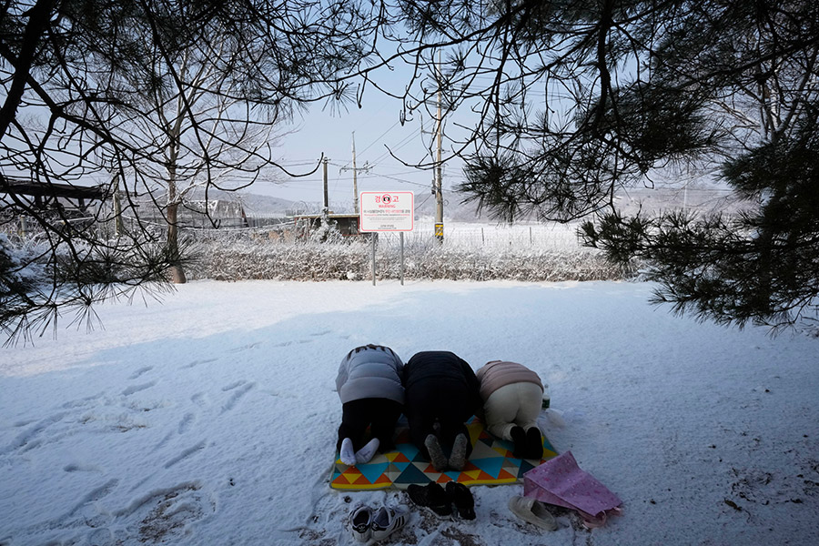 Пхаджу, Южная Корея. Беженцы из Северной Кореи вспоминают своих предков во время празднования Нового года недалеко от границы