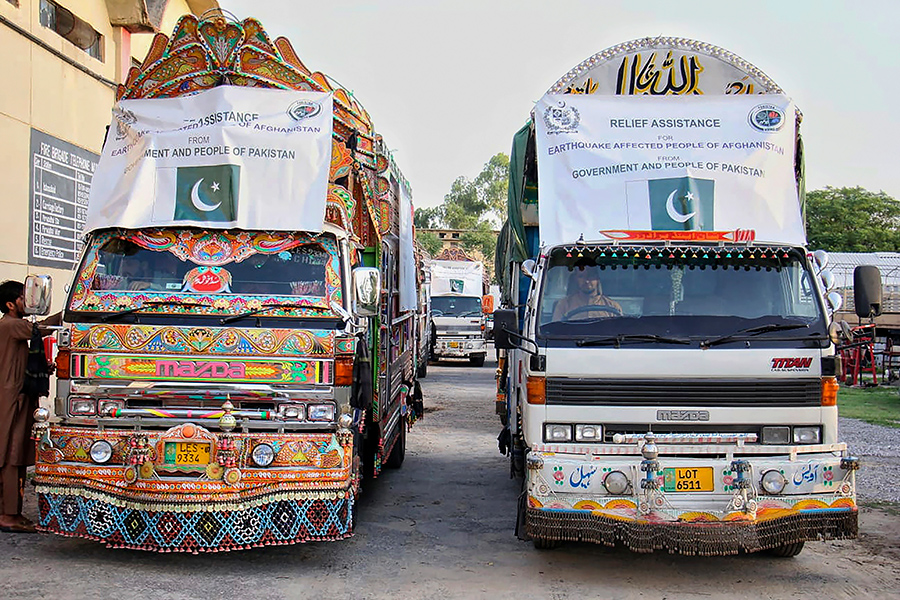 Конвой с гуманитарной помощью отправляется из Пакистана