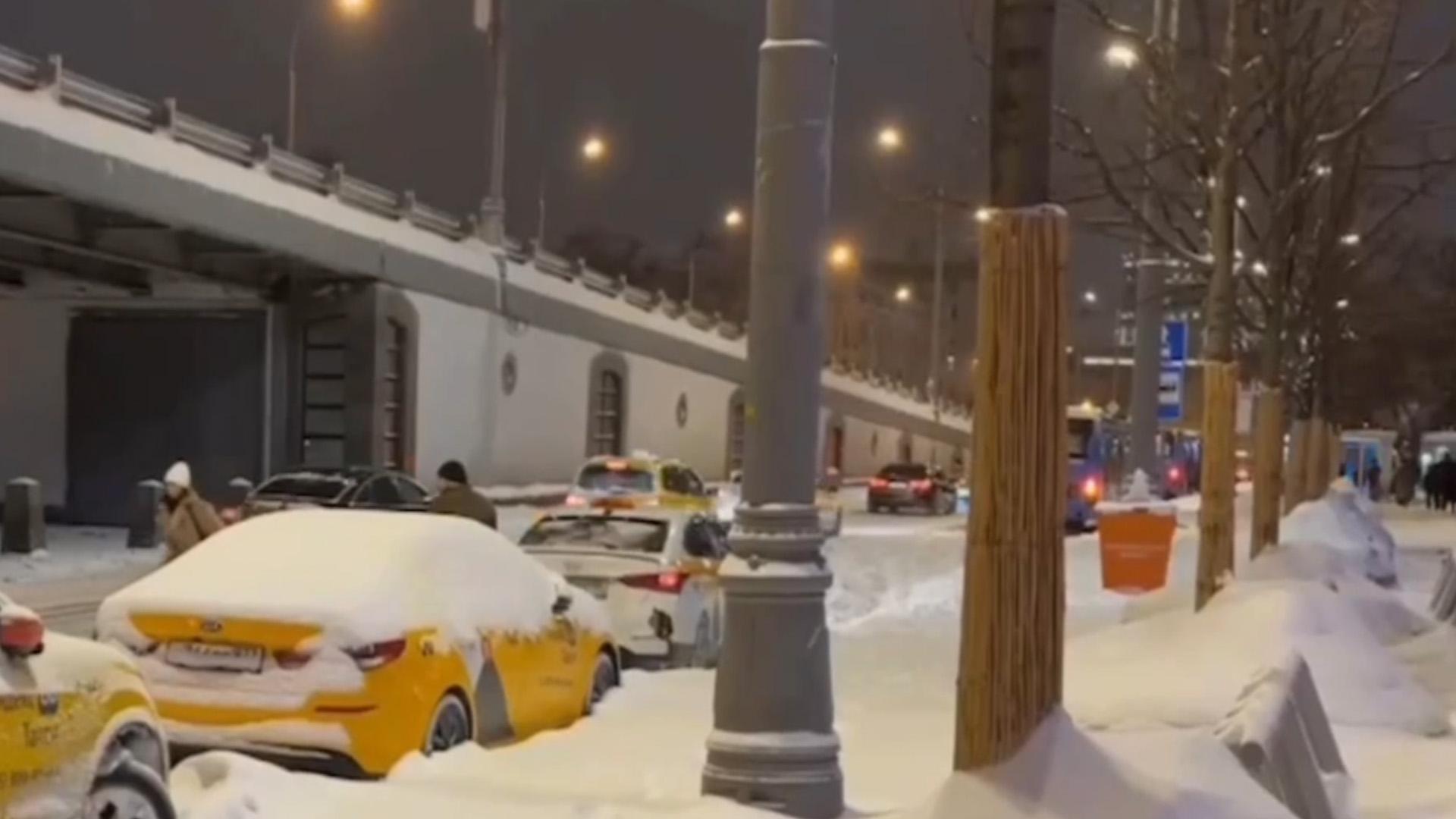 Москву вновь накрыл сильный снегопад. Видео