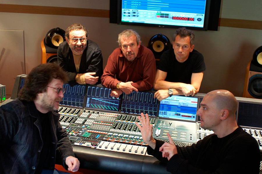 Андрей Макаревич (в центре) и участники группы &laquo;Машина времени&raquo; на студии Abbey Road, 2006 год