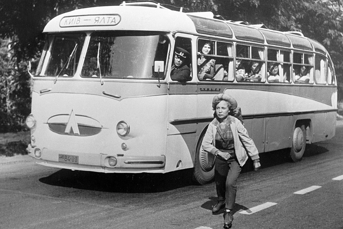 Актриса Надежда Румянцева в 32 года сыграла юную Людмилу в фильме «Королева бензоколонки»,1962 год