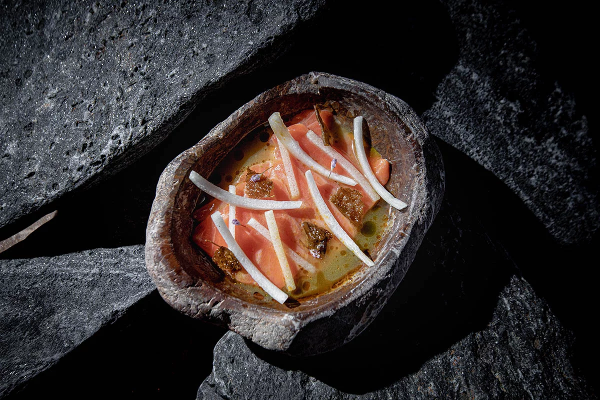 Стейк из телячьей печени с малосольным огурцом