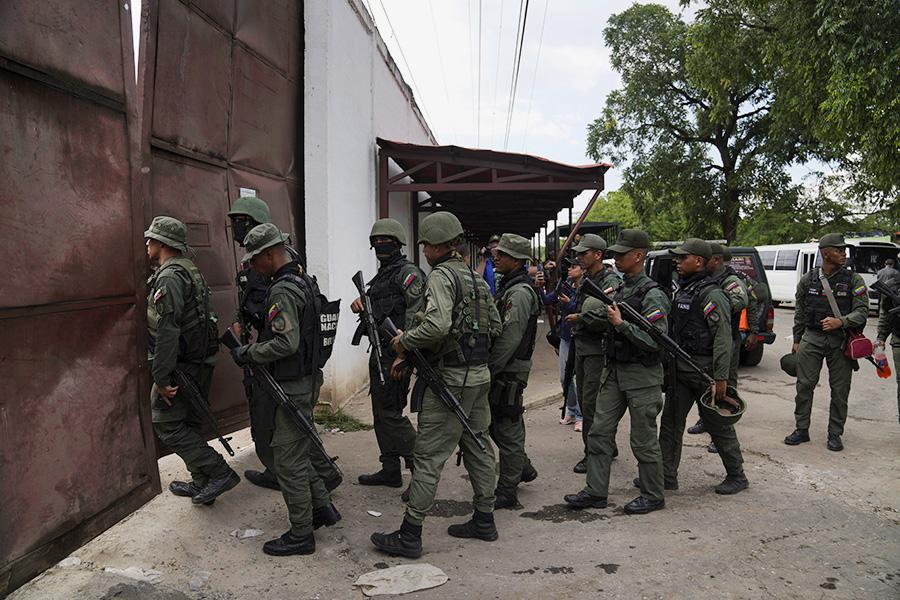 Солдаты совершают налёт на исправительный центр Токороне, Венесуэла, 20 сентября 2023 года