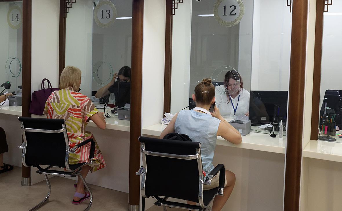 Как изменился доход визовых центров в России. Инфографика