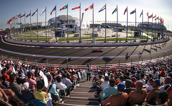 Зрители во время заезда на российском этапе чемпионата мира по кольцевым автогонкам в классе «Формула-1». 12 октября 2014 года