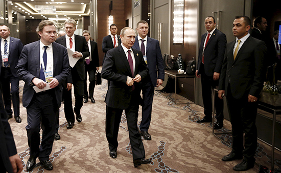 Президент России Владимир Путин (в центре) на саммите G20 в&nbsp;Турции